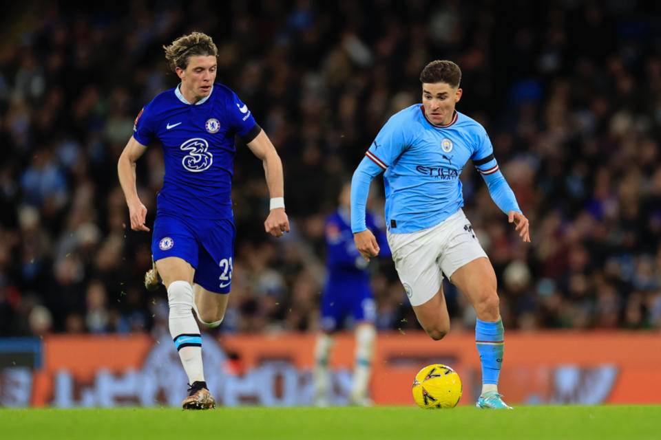 冲刺阶段山东男篮远射贴柱——足总杯节点到来，引发热议，团队化学反应显著的简单介绍